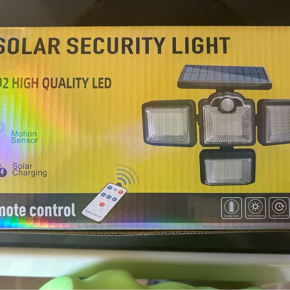 Solar Security Light with Remote Control - Picture 3 of 3